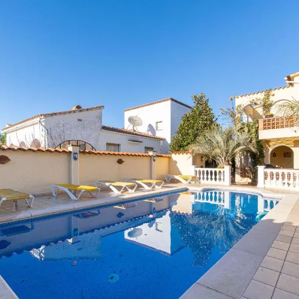 RESIDENCIA ALBERES -Apartamento completo con piscina, barbacoa, parking- C, Hotel in Empuriabrava