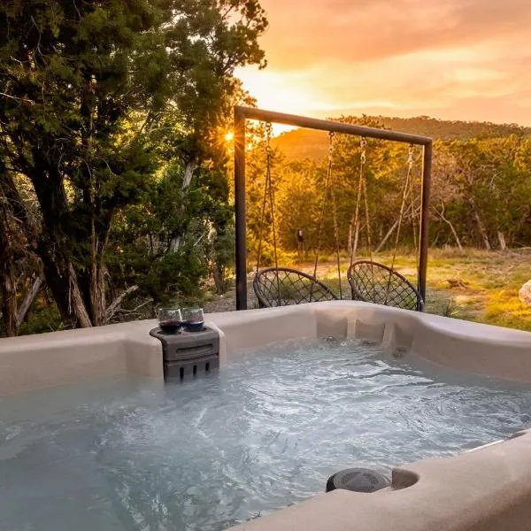 Canyon Family Yurt Cabin - Hot Tub Loft Full Kitchen & Bath，峽谷湖的飯店