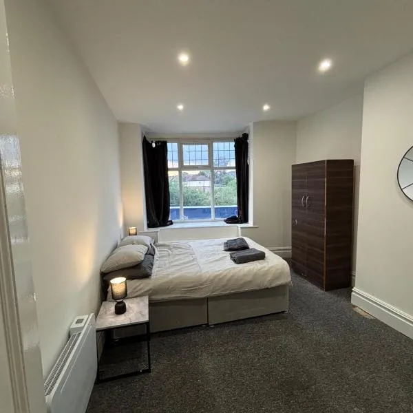 Newly refurbished One Bedroom Flat In Addlestone، فندق في آدلستون