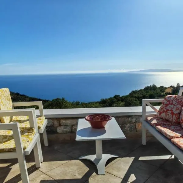 Luxury Retreat in the Heart of Mani with a Sea View, hotel in Plátsa