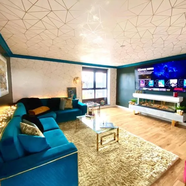 Ensuite Cosy Cinema Bedroom & Balcony, hotel di Glasgow