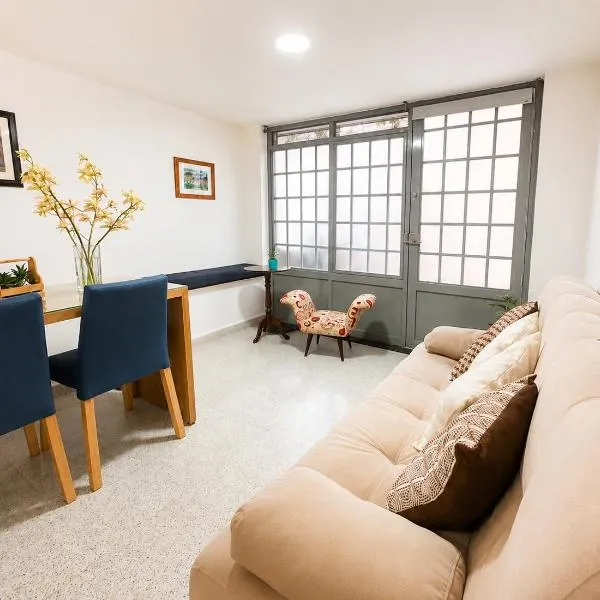 Loft cerca a Laureles, WIFI, cerca metro, con Balcón, GUARDA MALETAS GRATIS!!, hotel v destinaci Medellín