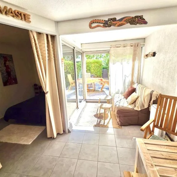 Studio 4 places tout confort avec grande terrasse, hotel in Saint-Cyprien-Plage
