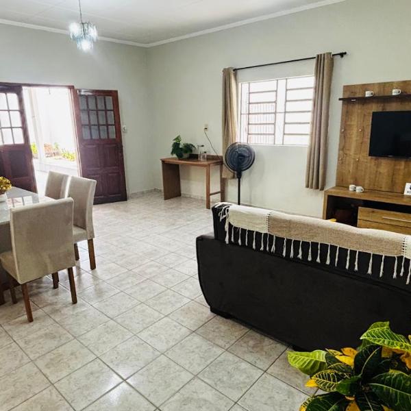 Casa espaçosa com 4 quartos, climatizada, localização excelente - Foto 5