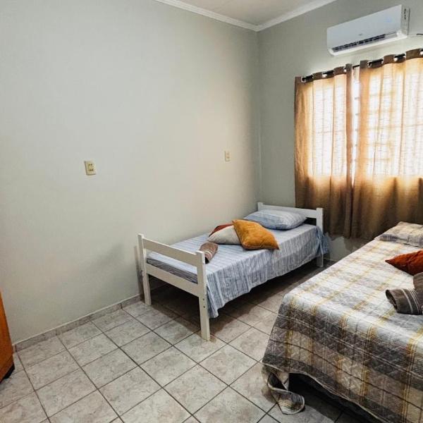Casa espaçosa com 4 quartos, climatizada, localização excelente - Foto 2