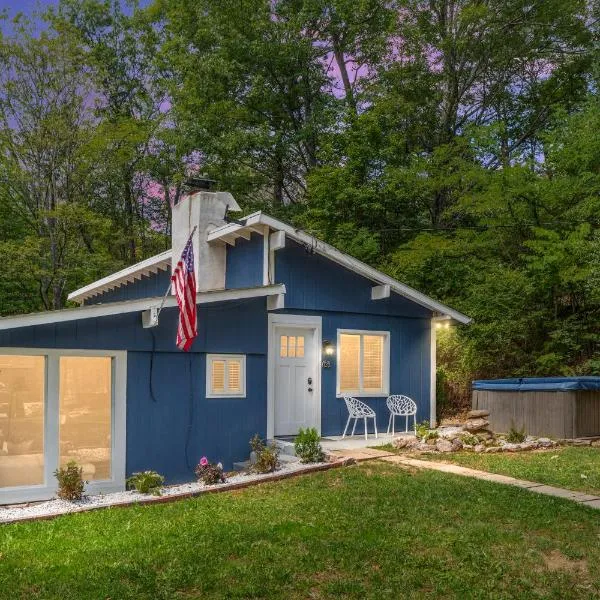 Blue Bird 3BR Cabin - Sleeps 8, Hot Tub, Starlink Wifi, Fire Pit、ルーレイのホテル