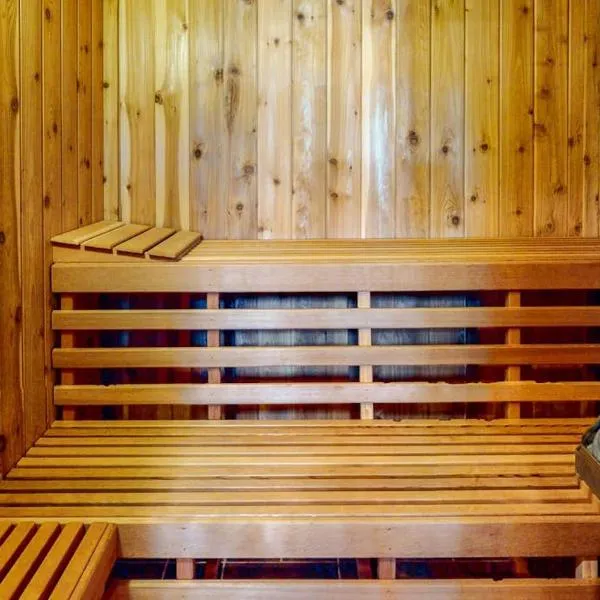 Tranquil Haven | Secluded waterfront house with sauna, dock, kayaks, canoe, gym, hotel u gradu 'Greenville'