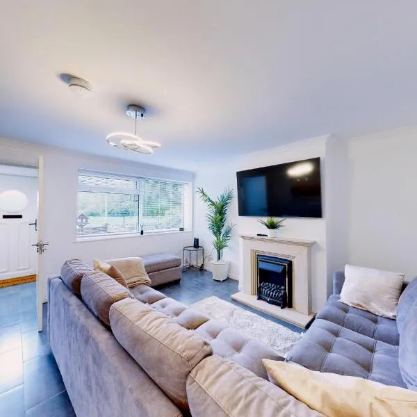 Spacious Bedford Home Parking WiFi Sleeps 5, hotel u gradu Bedford