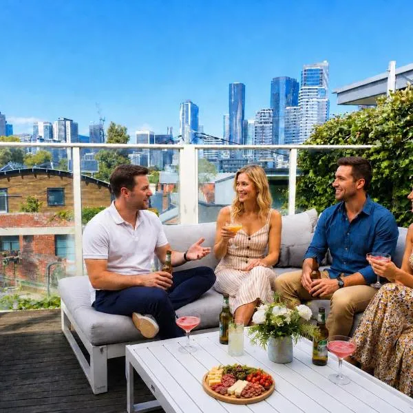 Amazing City Views, CBD at Doorsteps, 3BR2B Beautiful Terrace, Rare 3 Parking!, hotel in Melbourne