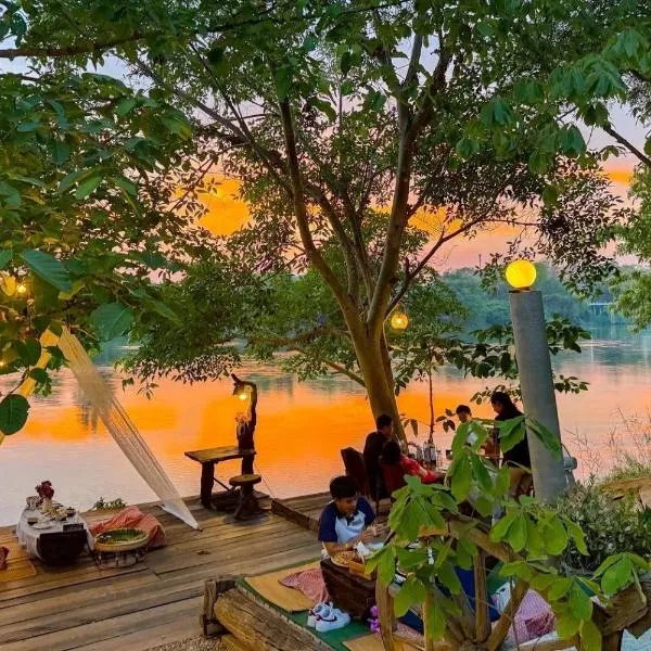 The Antique Riverside Resort โรงแรมในBan Pong