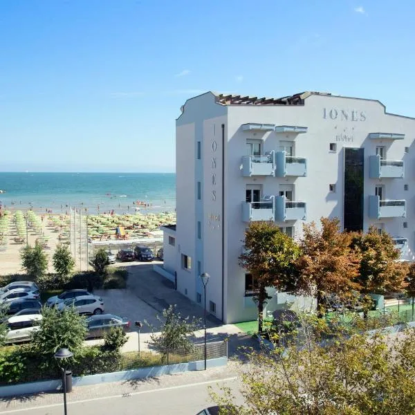 Hotel Iones، فندق في ريميني