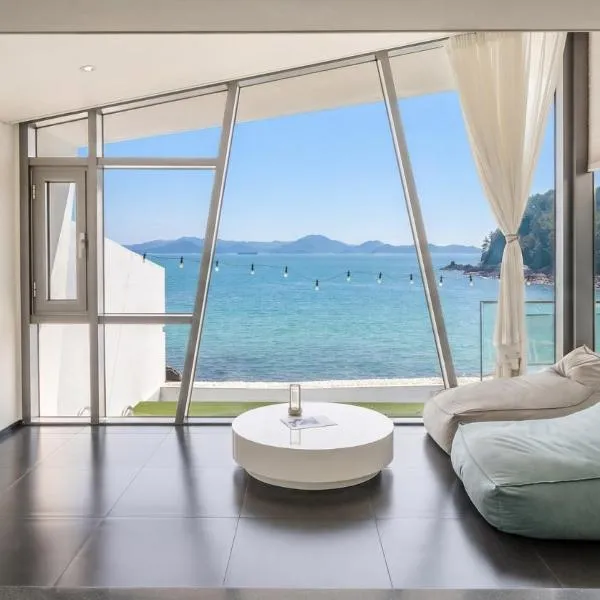 Namhae Pumda Pool villa Pension, hotel u gradu Namhae
