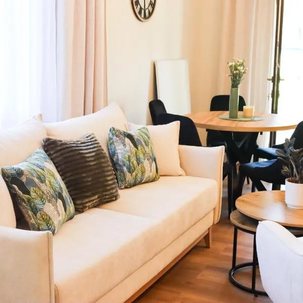 Dębowy Zakątek Snug House by BookingHost، فندق في Możdżanów
