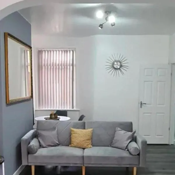 Salford - House - Sleeps 4 - Parking, Hotel in Manchester