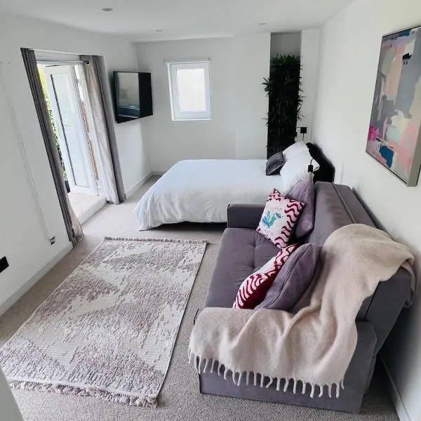 Modern apartment with sea and forest views، فندق في بينتون