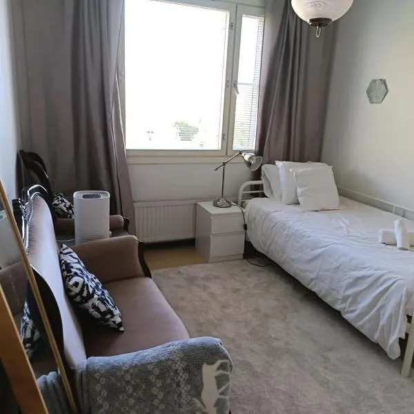 stay near airport & center & train station & always public transport & "self check in" with private small cozy room in SHARED apartment -room only, hotell Vantaas