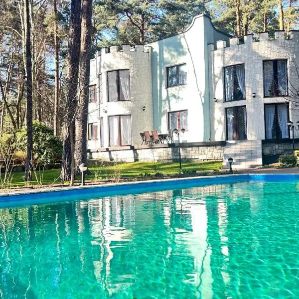 Villa with outdoor pool Warsaw โรงแรมในMagdalenka