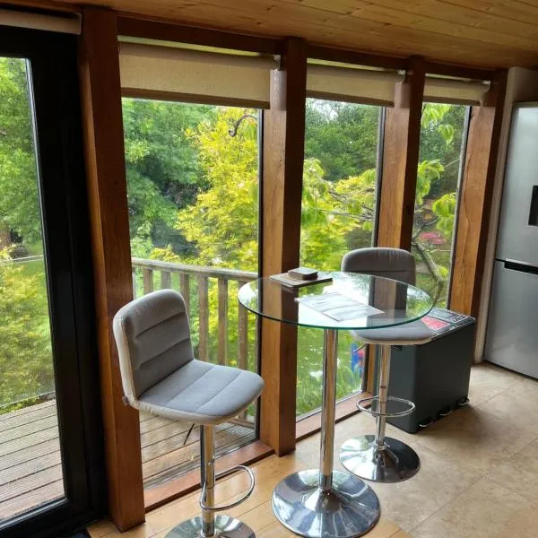 Chestnut,1 bedroom loft apartment with wood burner, hotel in Cardigan