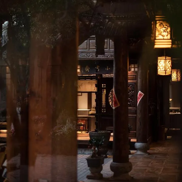 Shiwai Tea and Inn - Naxi style courtyard of Lijiang Old Town, hotel Licsiangban