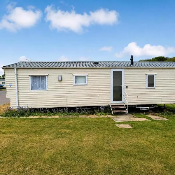Homely Caravan At Kessingland Beach Holiday Park, Suffolk Ref 90040Bc, hotel a Benacre