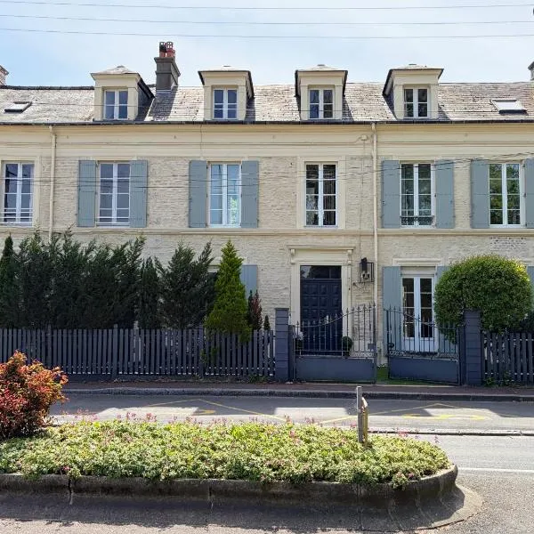 Authentique Relais de Poste 1880 rénové, jardin, centre-ville, hotel in Cabourg