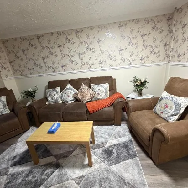 Cozy 3 bedroom house - Kidderminster, hotell i Kidderminster