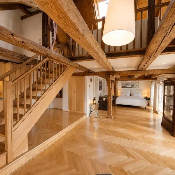 Historic penthouse loft with fortress view, hotell i Salzburg