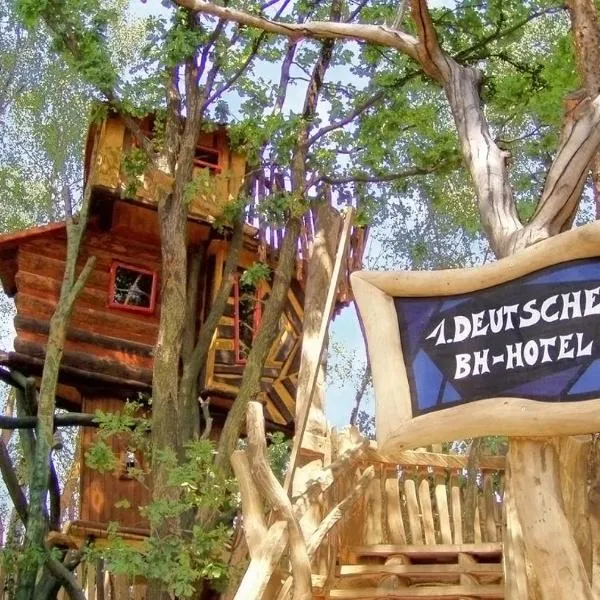 Baumhaushotel - Die geheime Welt von Turisede - Kulturinsel Einsiedel – hotel w mieście Zentendorf