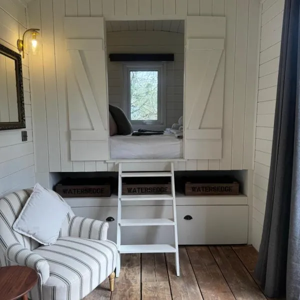 Lakeside Shepard's Hut 'Sanderling', hotel a Bishampton