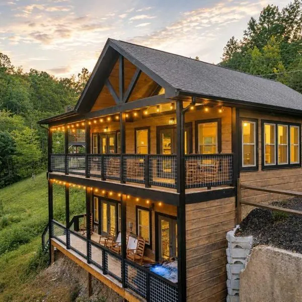 Beautiful Smoky Mountain Views with Hot Tub Game Room, Hotel in Gatlinburg