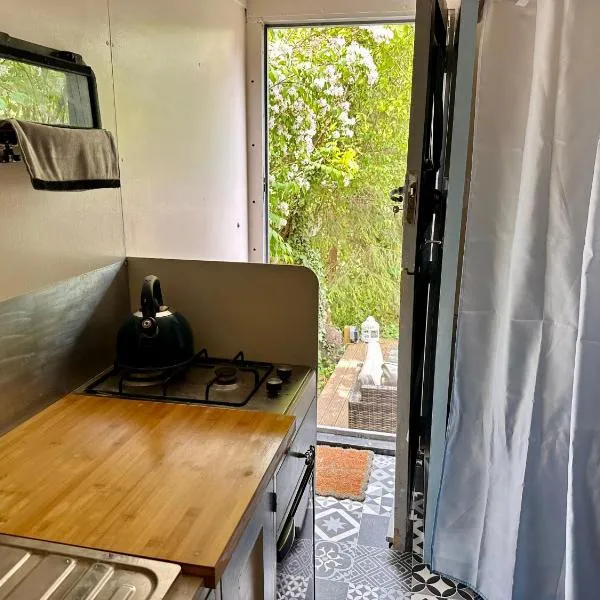 Solar Powered Hideaway converted horsebox refurbished May 2026, hotel em Fishbourne
