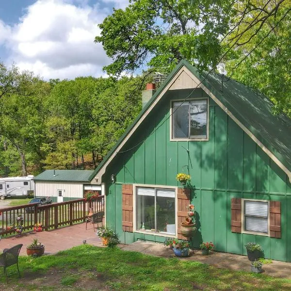 Shared Dock, Pool & Hot Tub: Lakefront Grove Cabin, хотел в Grove