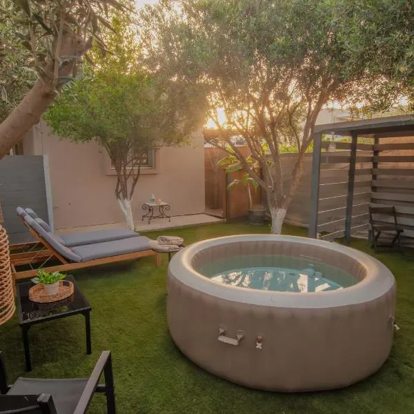 Hot Tub - 5 min to Beaches - Private Garden - Netflix, hotel din Lampi