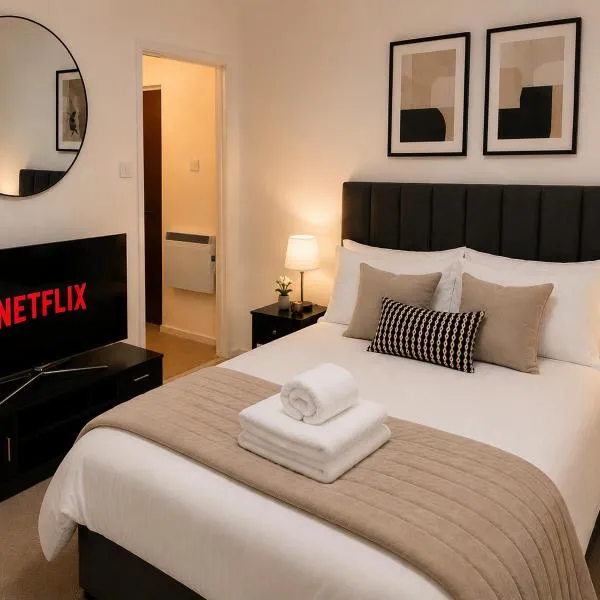 Modern Heathrow Apartment with Private Parking & Garden, hotel u gradu Harmondsworth