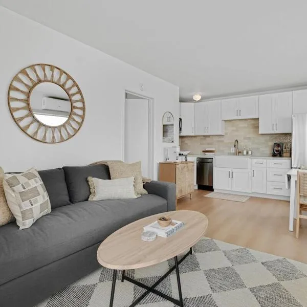 Beachside 1BR Escape - King Bed & Full Kitchen