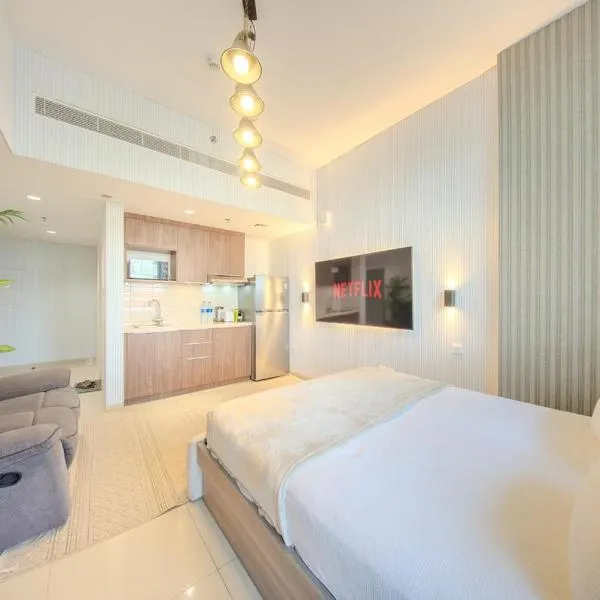 Luxury Studio With Private Garden - Uptown Al Zahia Sharjah, hotel a Ḩiz̧āyib az Zānah