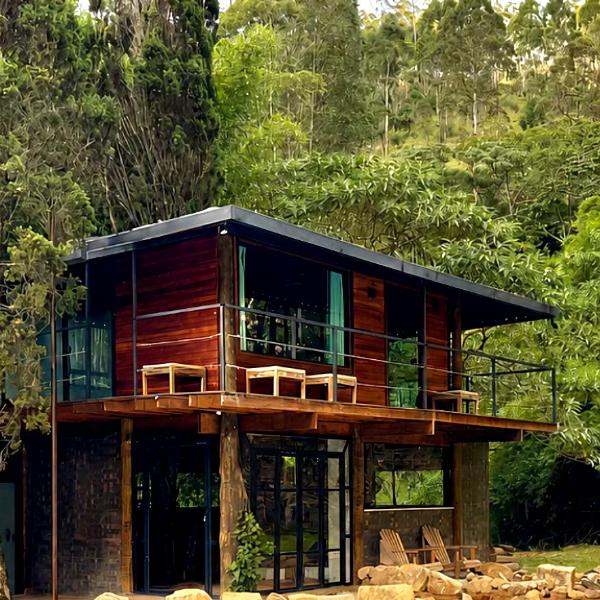 Casa na árvore cercada pela natureza e conforto
