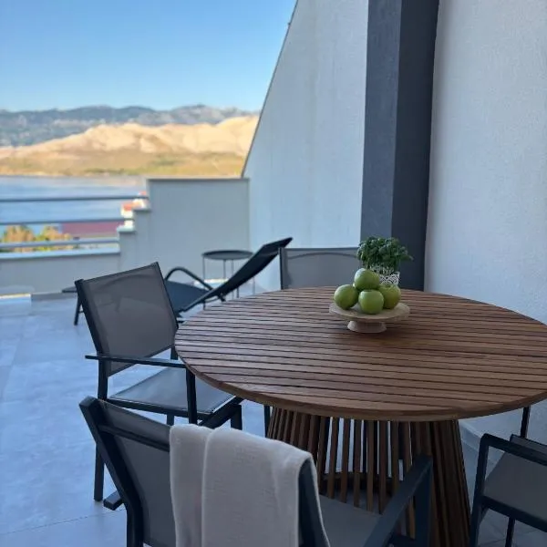 Modern Panoramic Sea View Apartment with Large Terrace, hotel en Pag