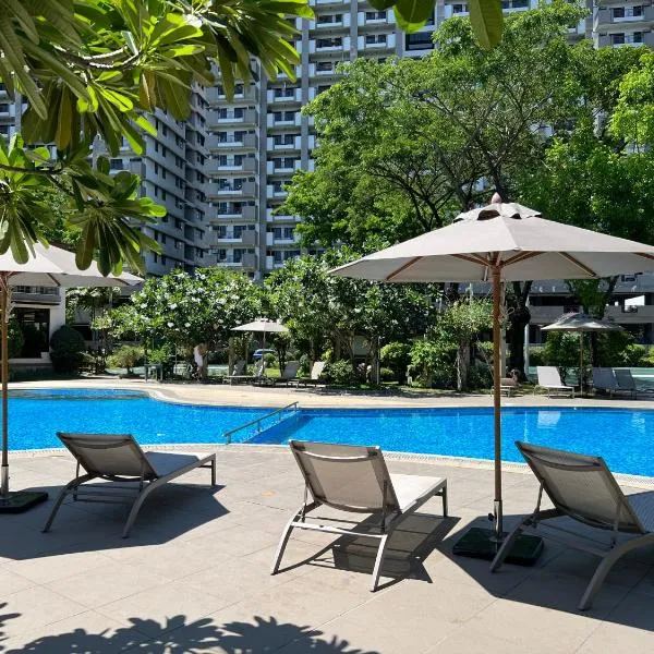 Stunning 2BR apt, 65 sq m Netflix at Rosewood Pointe Residences near BGC โรงแรมในมะนิลา