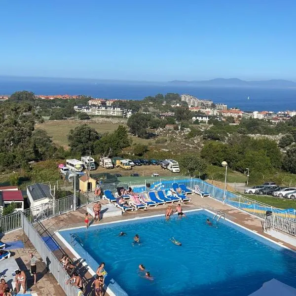 Albergue Camping de Castro, хотел в Кастро-Урдиалес
