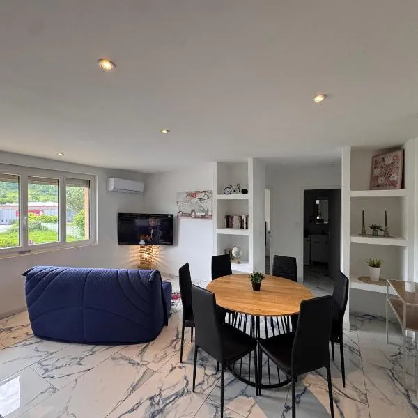 T3 tout confort avec parking privé & climatisation, Hotel in Decazeville