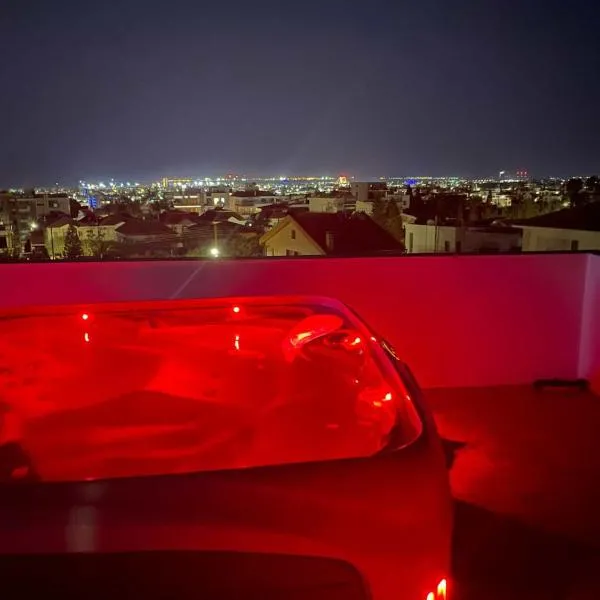 Penthouse with outdoor hottub, hotel em Limassol