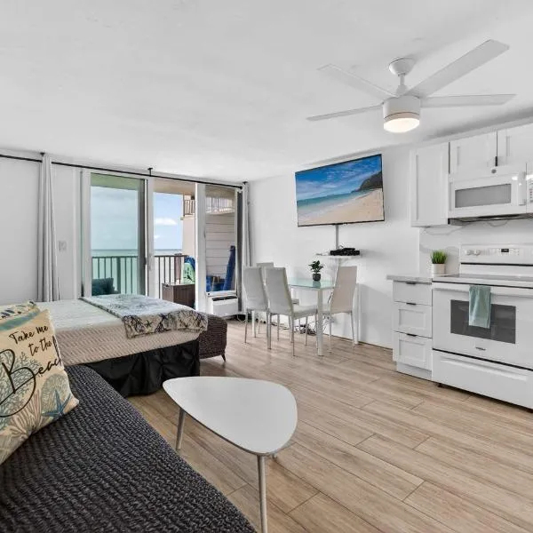 Luxury Beachfront Condo, hotel i Hauula