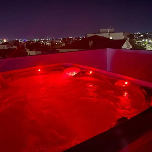 Sky villa penthouse with private outdoor hottub, Hotel in Limassol