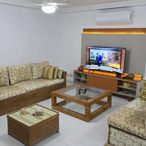 Apartamento pé na areia Guarujá 3 quartos 3 banheiros sala cozinha equipada - Foto 4