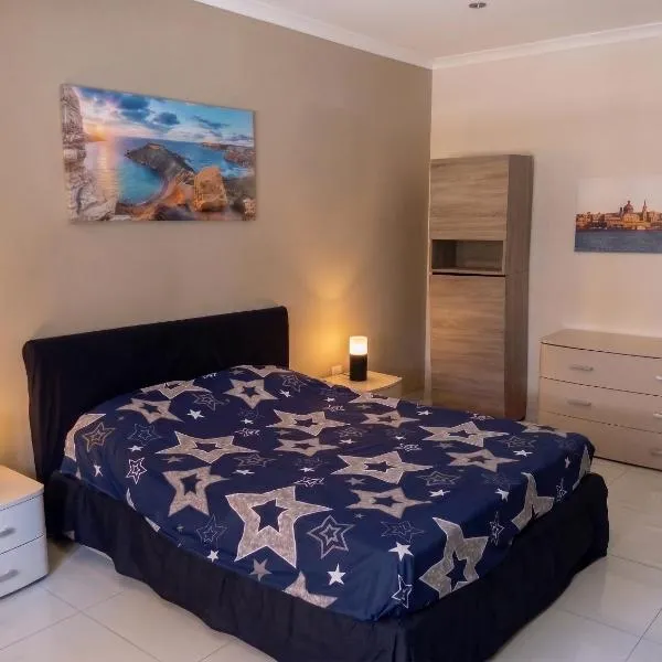Modern room in prime area for beaches & nightlife! -Fast & easy self check in -Independent access -No Family sharing -Private bathroom - Pembroke Gardens location, hotel in St. Julianʼs