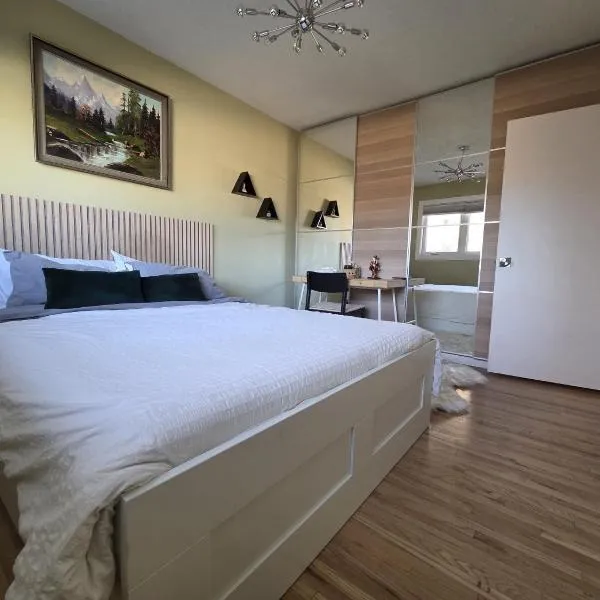 Room with Shared Bathroom - Stampede & Mountains, hotel i Calgary