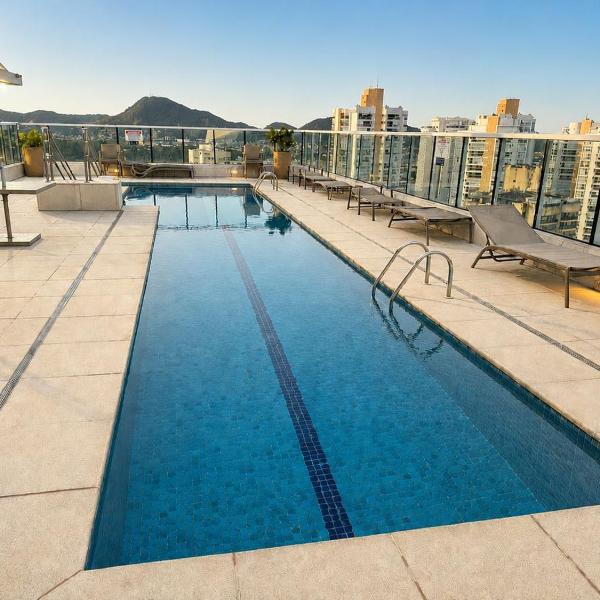 Apto Com Piscina e Hidro a 500m da Ponta da Praia
