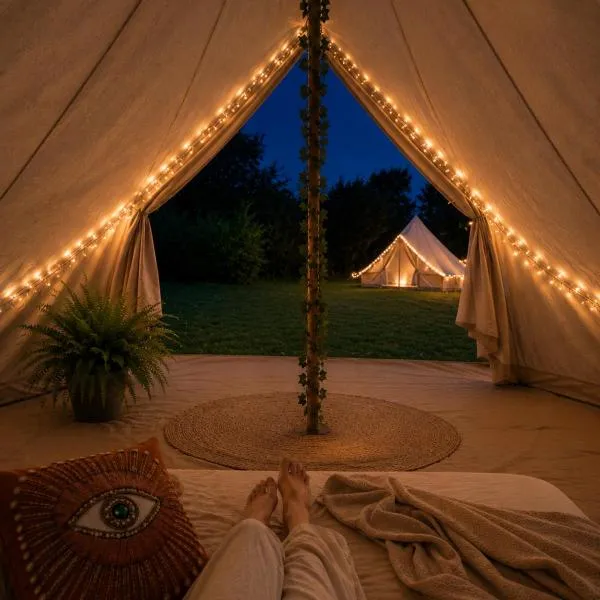 The Ozorian Rooms & Glamping, hótel í Ozora