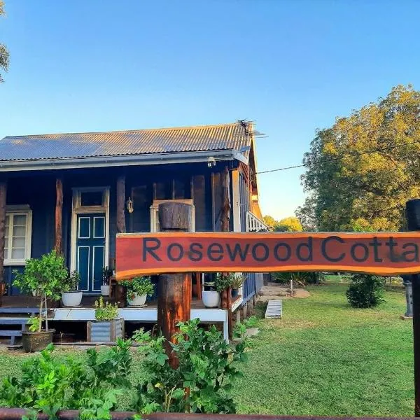 Rosewood Cottage -Entire 2 bedroom home with Netflix & WiFi, hotel u gradu Tambo